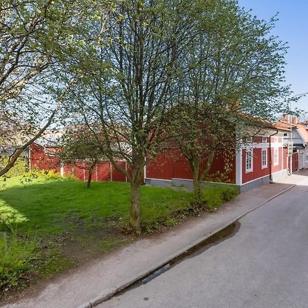 Gardshuset Mitt I Centrala Gaevle Gävle Exterior foto