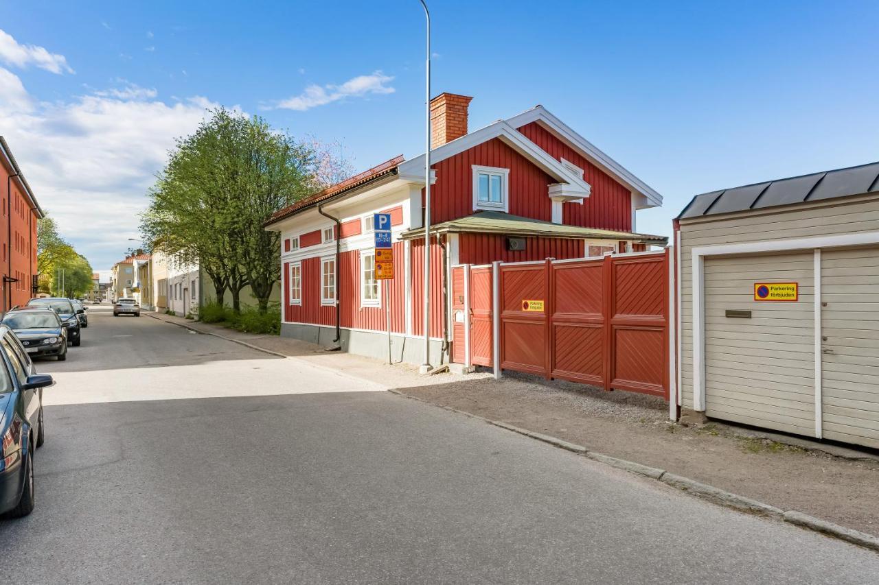 Gardshuset Mitt I Centrala Gaevle Gävle Exterior foto