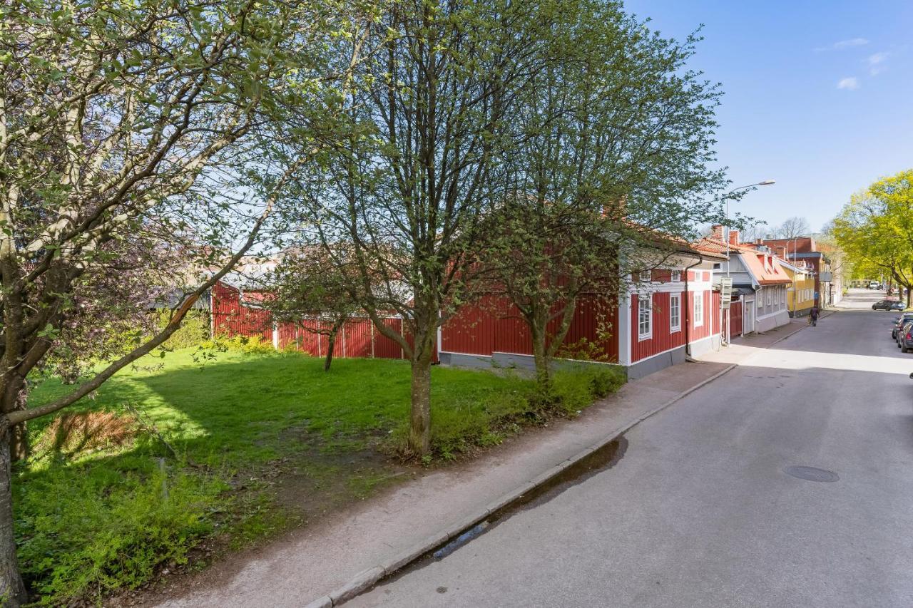 Gardshuset Mitt I Centrala Gaevle Gävle Exterior foto